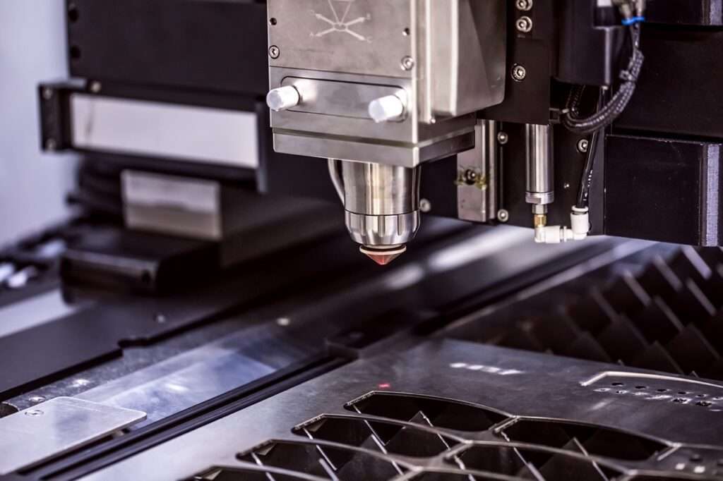 taglio laser metallo per insegne luminose
